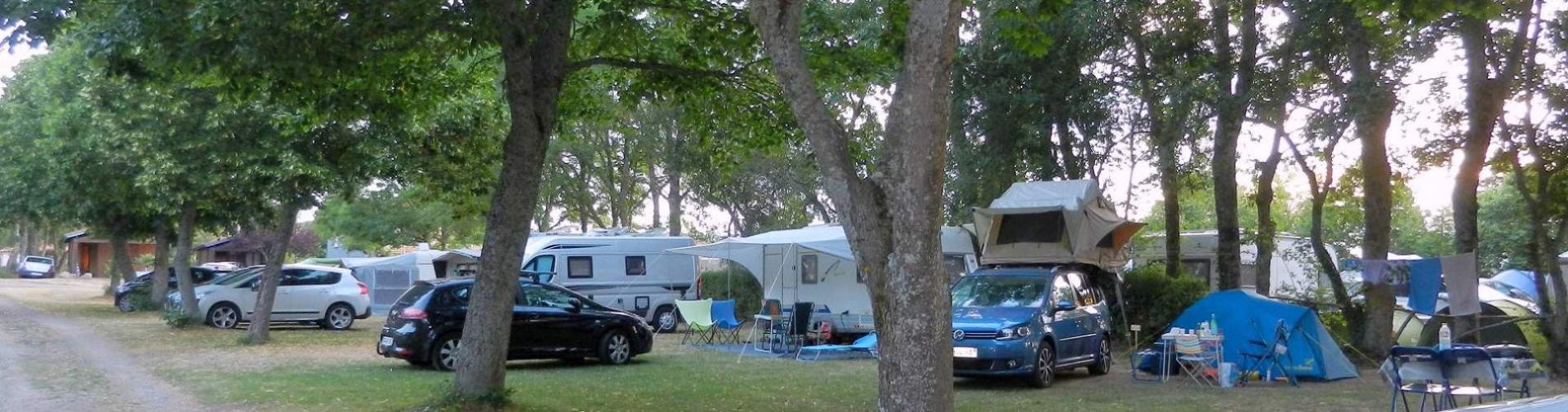 Camping Auvergne - camping auvergne emplacement ombrage