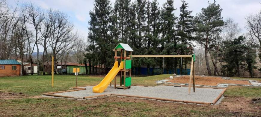 Des jeux pour les enfants au camping du Colombier dans le Puy de Dôme