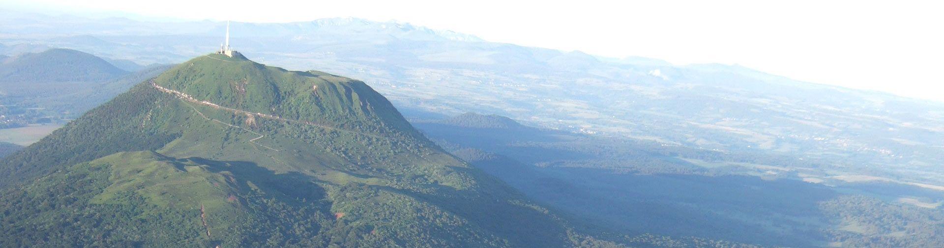 Le plus haut volcan de la Chaîne des Puys-faille de Limagne à 1 465 m d&#039;altitude, haut lieu tectonique inscrit au Patrimoine Mondial de l’UNESCO depuis le 2 juillet 2018. Au sommet du puy de Dôme pour une découverte à 360° des volcans endormis de la Chaîne des Puys et de la Faille de Limagne, cet ensemble géologique témoin de la rupture des continents, unique au monde. - camping auvergne puy de dome