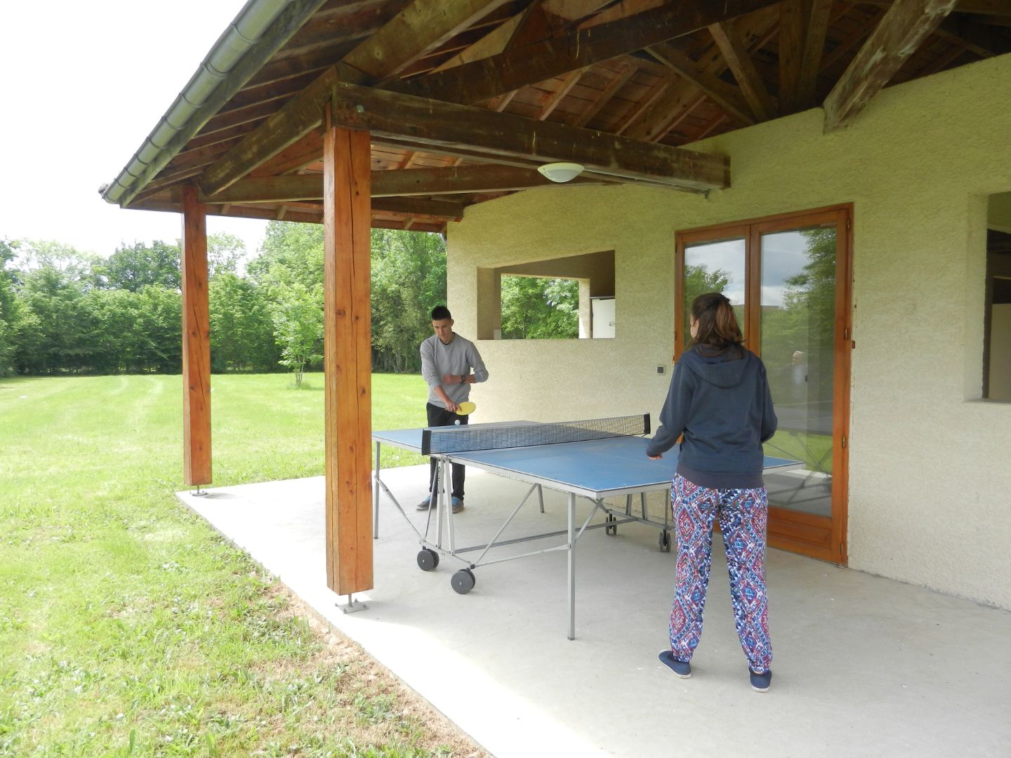 Une partie de Ping-pong au camping en Auvergne