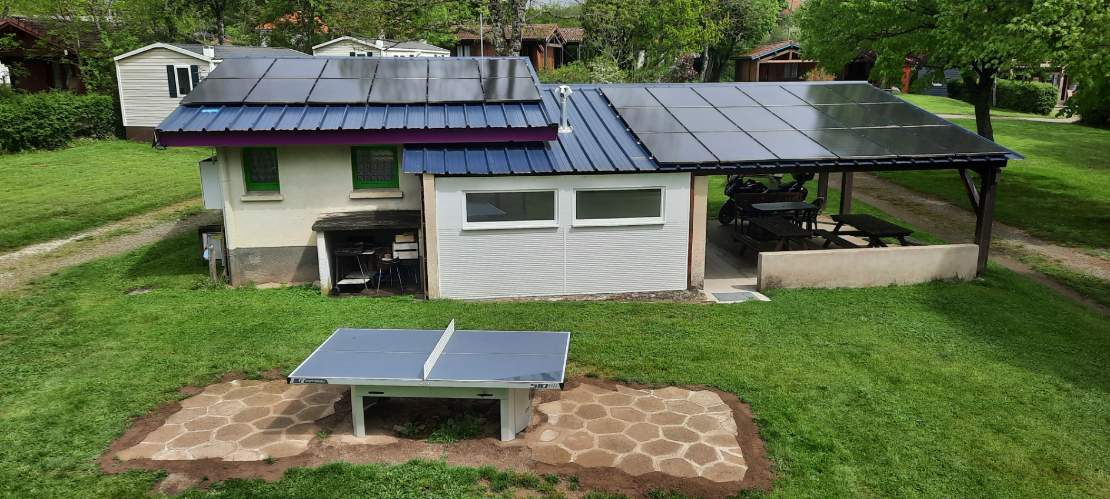 Une partie de Ping-pong au camping en Auvergne