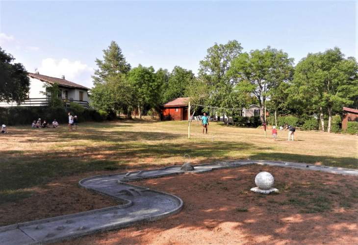 Jouez au Volley dans notre camping en Auvergne