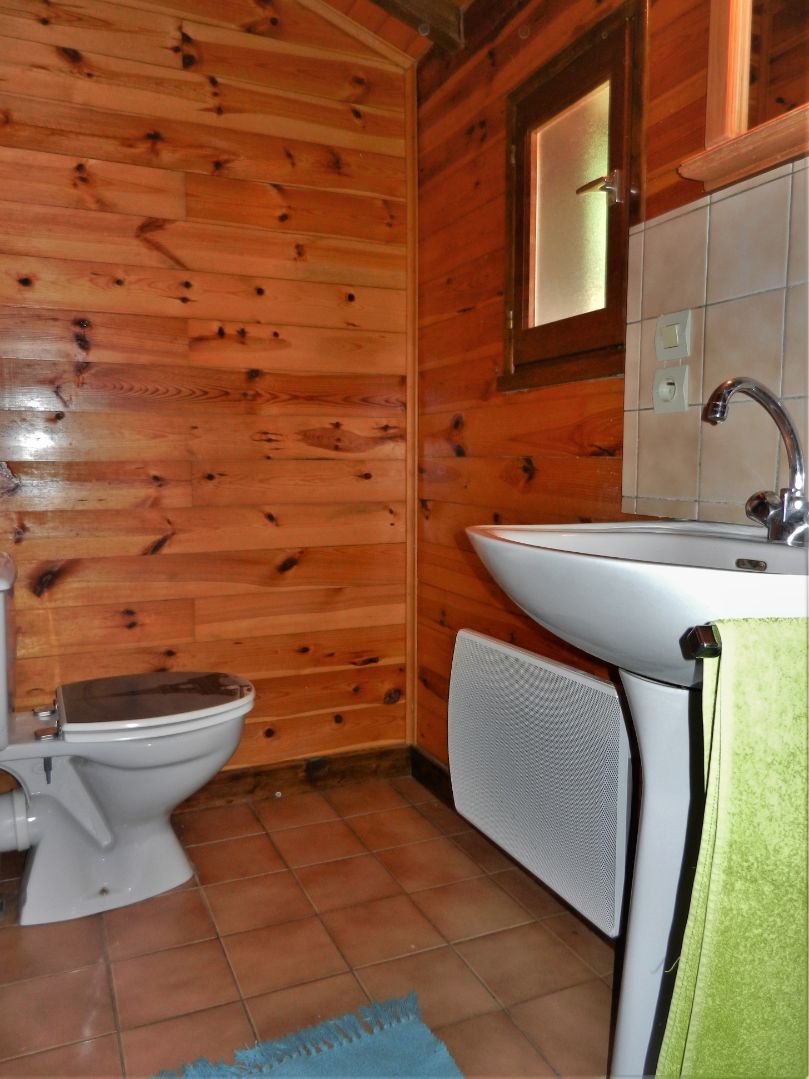 Salle d'eau du Chalet Grand Confort camping Puy-de-Dôme