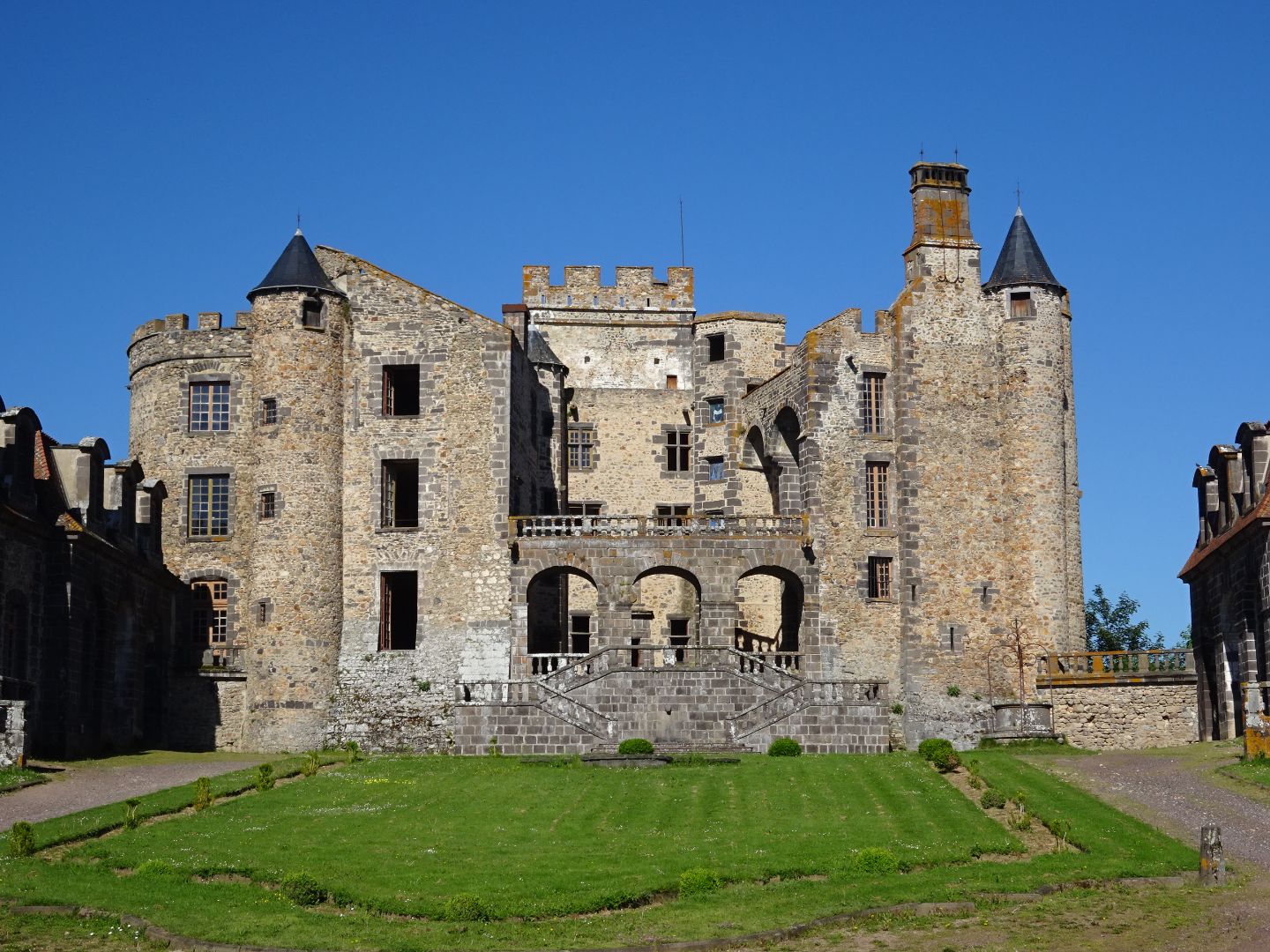 Admirez le Château de Chazeron dans le Puy-de-Dôme